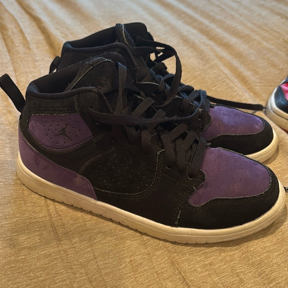 Three youth Nike Jordans high top worn a handful of times a little Cleaning.
